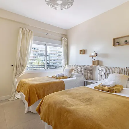 Boho Chic Apt, Frontline Sea & Paseo Views Lejlighed *