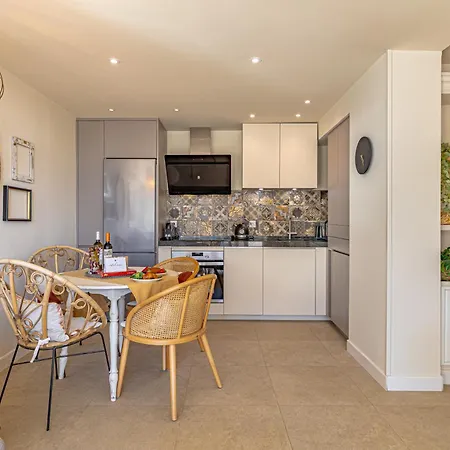 Boho Chic Apt, Frontline Sea & Paseo Views Lejlighed *