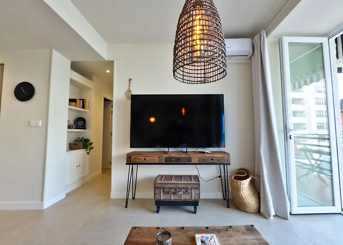 Apartment Boho Chic Apt, Frontline Sea & Paseo Views *