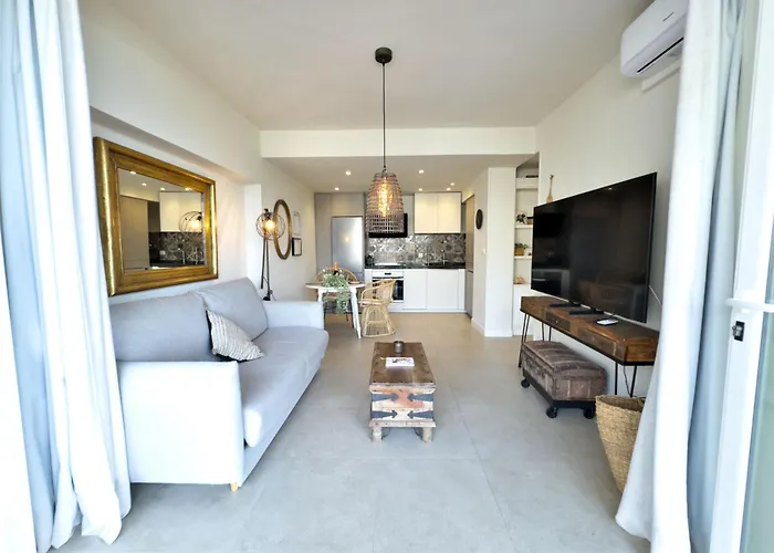 Boho Chic Apt, Frontline Sea & Paseo Views Marbella
