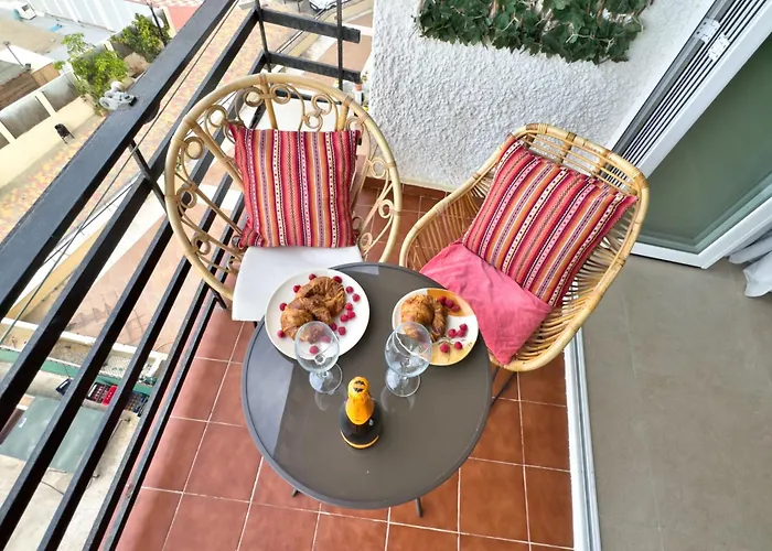 Boho Chic Apt, Frontline Sea & Paseo Views * Marbella